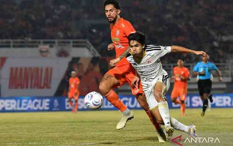 Pesepak bola Borneo FC Iago Pereira (kiri) berusaha merebut bola dari pesepak bola Persija Jakarta Victor Jonson (kanan) saat BRI Super League di Stadion Segiri, Samarinda, Kalimantan Timur, Sabtu (5/9/2026). Persija Jakarta mengalahkan Borneo FC dengan skor 1-0. ANTARA FOTO/Angga Palguna/agr