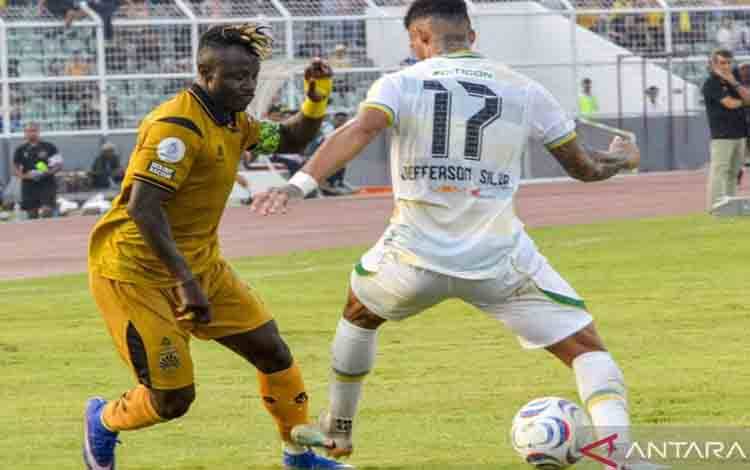 Pesepak bola Bhayangkara Presisi Lampung FC Moussa Sidibe (kiri) berusaha merebut bola dari pesepak bola Persebaya Surabaya Jefferson Silva (Kanan) saat BRI Super League di Stadion Sumpah Pemuda, Bandar Lampung, Lampung, Sabtu (5/9/2026). Bhayangkara Presisi Lampung FC menahan imbang Persebaya Surabaya dengan skor 1-1. ANTARA FOTO/Ardiansyah/agr
