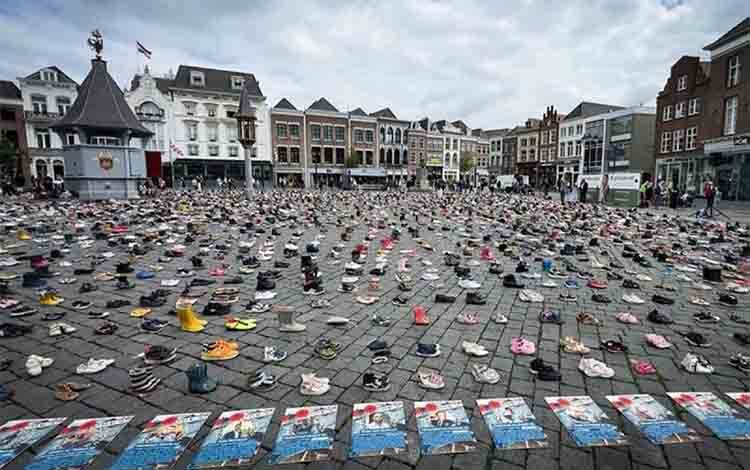 Foto dan nama-nama jurnalis yang tewas dalam serangan Israel di Gaza, serta ribuan sepatu anak-anak dipajang selama acara peringatan yang diadakan untuk anak-anak dan jurnalis Palestina yang tewas dalam serangan Israel di Gaza di Bosch, Belanda pada 14 Juni 2026. Diselenggarakan oleh Yayasan Tanam Pohon Zaitun di Alun-Alun Markt di pusat kota Den Bosch, acara tersebut menghormati anak-anak dan jurnalis Palestina yang kehilangan nyawa dalam serangan Israel di Gaza. Anadolu Agency/pri.
