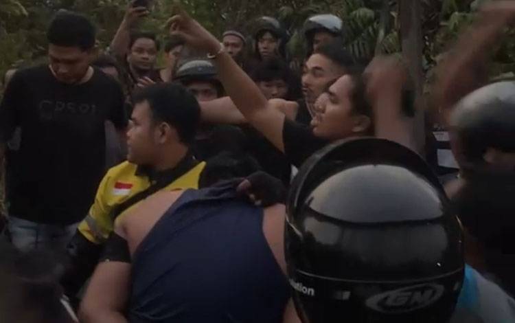 Pelaku tabrak lari saat diamankan warga di kawasan Sungai Tabuk, Banjar, Minggu, 6 September 2026. (FOTO: BIB Kalimantan)