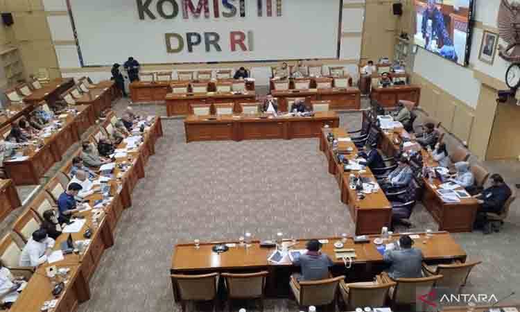 Ketua Komisi III DPR RI Habiburokhman saat mengikuti rapat dengar pendapat soal RUU Perampasan Aset di kompleks parlemen, Jakarta, Senin (7/9/2026). ANTARA/Bagus Ahmad Rizaldi