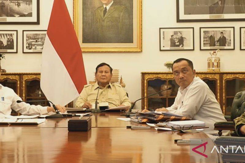 Tangkapan layar - Presiden Prabowo Subianto (tengah), Mensesneg Prasetyo Hadi (kedua kanan) dan Seskab Teddy Indra Wijaya (kiri) Rapat Terbatas Perkembangan Penanganan Bencana Alam dipantau daring dari Jakarta, Senin (7/9/2026). ANTARA/Prisca Triferna