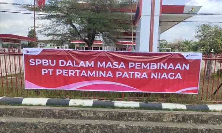 Pertamina Patraniaga regional Kalimantan memasang plang pemberitahuan kepada sejumlah SPBU yang menjual BBM tidak sesuai ketentuan (Antara : HO-Pertamina Regional Kalimantan)