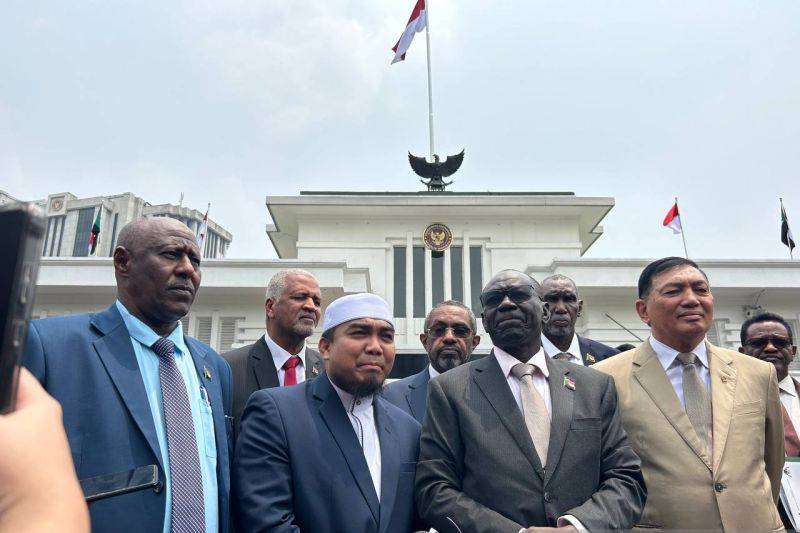 Menteri Pertahanan Sudan Hassan Daoud Kabroun Kayan (kedua kiri) didampingi Menteri Pertahanan RI Sjafrie Sjamsoeddin memberikan keterangan kepada wartawan di halaman Kantor Kementerian Pertahanan, Jakarta, Rabu (9/9/2026). ANTARA/Laily Rahmawaty