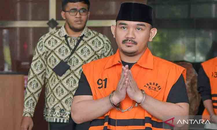 Tersangka kasus dugaan korupsi proyek di lingkungan pemerintahan Kabupaten Bekasi Ade Kuswara Kunang berjalan keluar usai menjalani pemeriksaan di Gedung Merah Putih KPK, Jakarta, Jumat (17/4/2026). KPK melakukan pemeriksaan lanjutan terhadap Bupati Bekasi nonaktif Ade Kuswara Kunang terkait dugaan suap ijon proyek di Kabupaten Bekasi sebanyak Rp14,2 miliar. ANTARA FOTO/Reno Esnir/fzn/foc