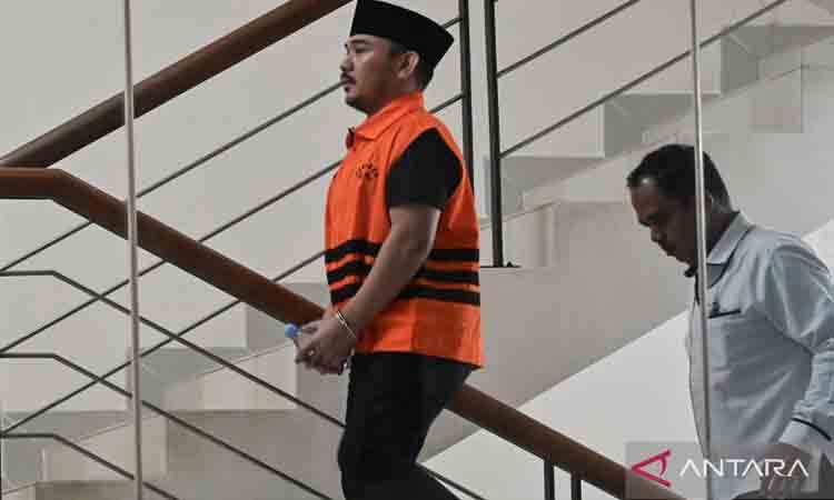 Tersangka kasus dugaan korupsi proyek di lingkungan pemerintahan Kabupaten Bekasi Ade Kuswara Kunang (kiri) berjalan menuju ruang pemeriksaan di Gedung Merah Putih KPK, Rabu (8/4/2026). KPK melakukan pemeriksaan lanjutan terhadap Bupati Bekasi nonaktif Ade Kuswara Kunang terkait dugaan suap ijon proyek di Kabupaten Bekasi sebanyak Rp 14,2 miliar. ANTARA FOTO/Fakhri Hermansyah/sgd