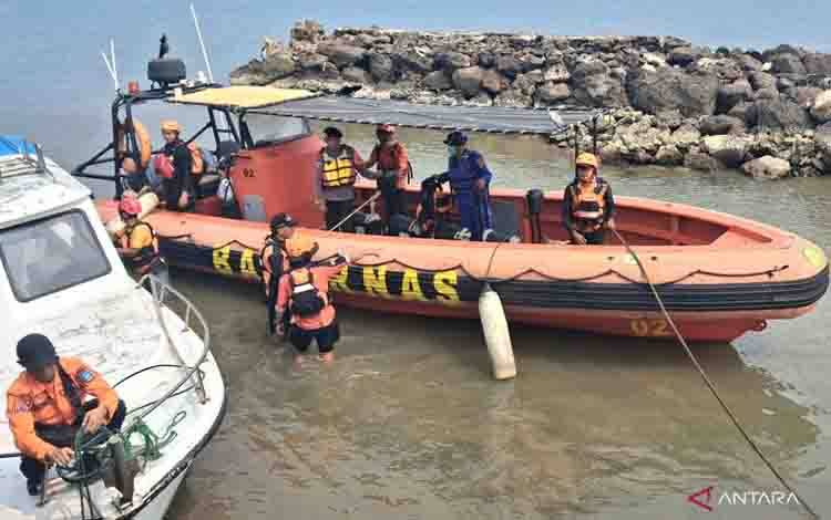 Kapal pencari jurnalis yang hilang mendarat di Pos SAR Pantai Marina Carita, Pandeglang, Banten, pada Kamis (10/9/2026) sekitar pukul 14.05 WIB. ANTARA/Lintang Budiyanti Prameswari.