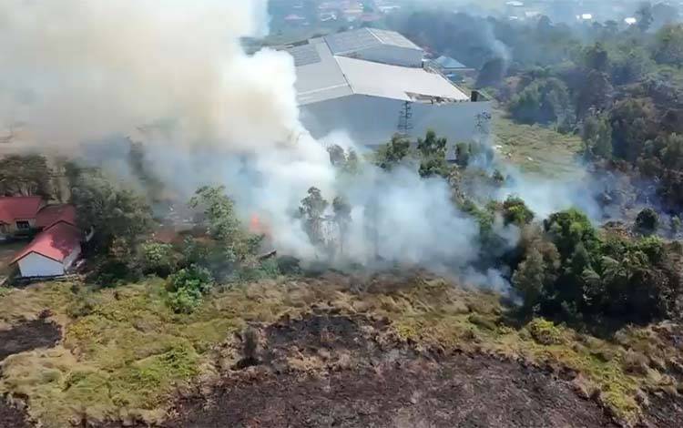 Karhutla yang terpantau dari udara di area lahan sekitar Citimall, Kuala Kapuas, Jumat, 11 September 2026. (FOTO: TRC Kapuas)