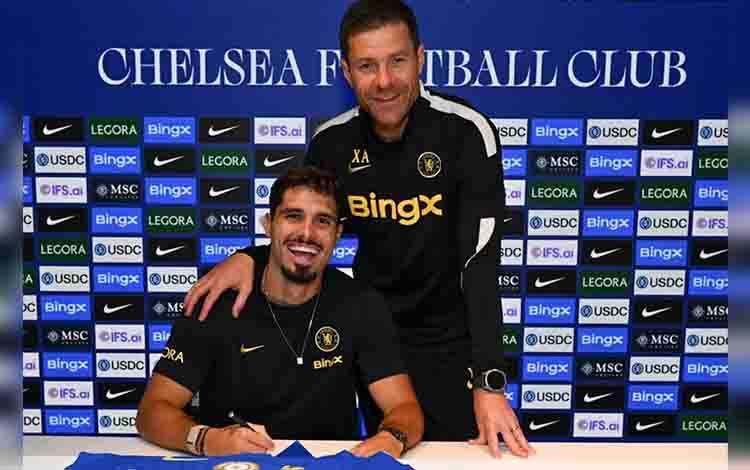 Pemain sayap Pedro Neto (kiri) berfoto bersama pelatih Chelsea Xabi Alonso (kanan) pada acara penandatanganan kontrak baru. (Chelseafc.com)