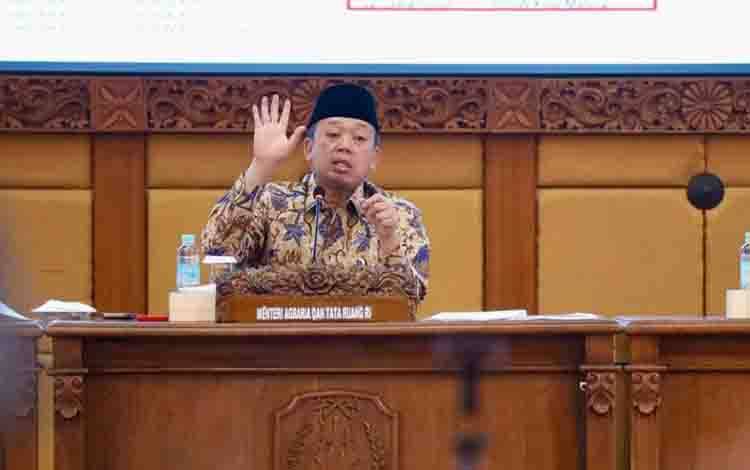 Menteri ATR/BPN Nusron Wahid saat memimpin rapat. ANTARA/HO-ATR/BPN
