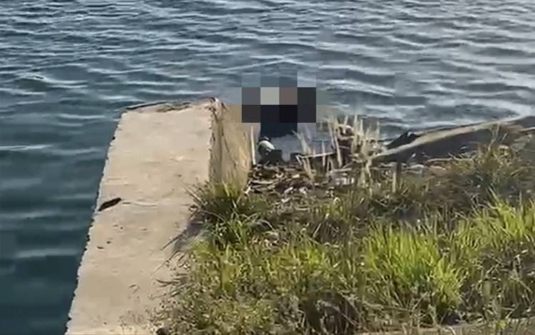 Kondisi jasad saat ditemukan pertama kali oleh warga di kawasan waduk atau embung di Kampung Banjar, Banjarbaru Selatan, Kota Banjarbaru, Kalimantan Selatan, Senin pagi, 14 September 2026. (FOTO: BIB Kalimantan)