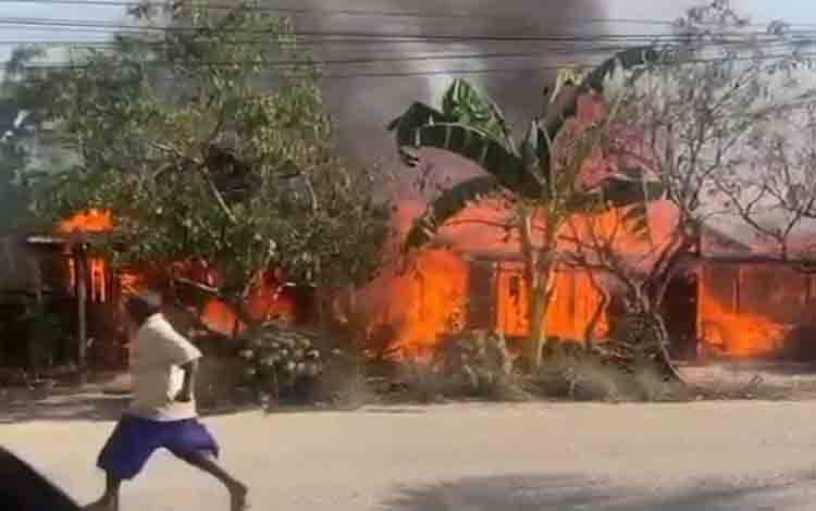 Situasi saat kebakaran pertama kali dilaporkan di kawasan permukiman di Birayang Timur, Kabupaten Hulu Sungai Tengah, Kalimantan Selatan, Senin sore, 14 September 2026.? (FOTO: BIB Kalimantan)