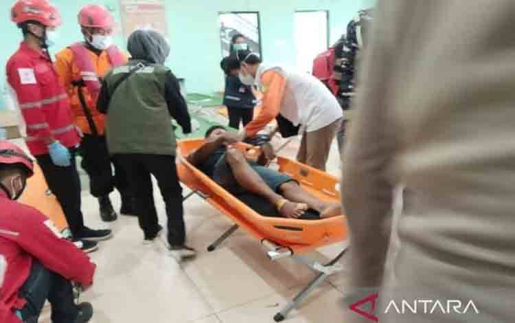 Petugas melakukan pemeriksaan medis terhadap korban yang dievakuasi dari kecelakaan pelayaran Kapal Virgo Transport 8 di Laut Jawa, Banjarmasin, Selasa (15/9/2026). ANTARA/Gunawan Wibisono
