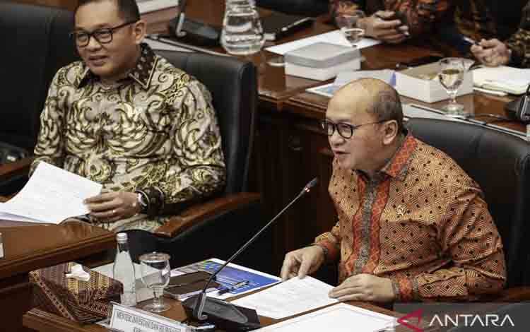 Menteri Investasi dan Hilirisasi/Kepala Badan Koordinasi Penanaman Modal (BKPM) Rosan Perkasa Roeslani (kanan) didampingi Wakil Menteri Menteri Investasi dan Hilirisasi/Wakil Kepala BKPM Todotua Pasaribu (kiri) menyampaikan paparan dalam rapat kerja dengan Komisi XII DPR di Kompleks Parlemen, Senayan, Jakarta, Rabu (16/9/2026). Komisi XII DPR menyetujui pagu anggaran Kementerian Investasi dan Hilirisasi/BKPM tahun 2027 sebesar Rp974,84 miliar. ANTARA FOTO/Dhemas Reviyanto/nym.