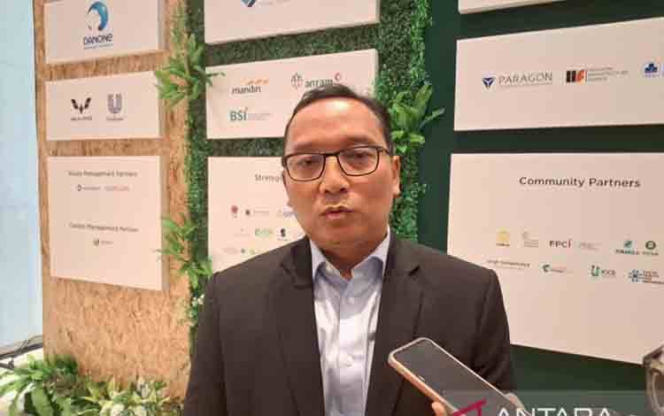Direktur Pengembangan PT Bursa Efek Indonesia (BEI), Iding Pardi diwawancarai cegat seusai acara "Katadata Sustainability Action for The Future Economy (SAFE) 2026" di Jakarta, Rabu (16/9/2026). (ANTARA/ Muhammad Heriyanto)