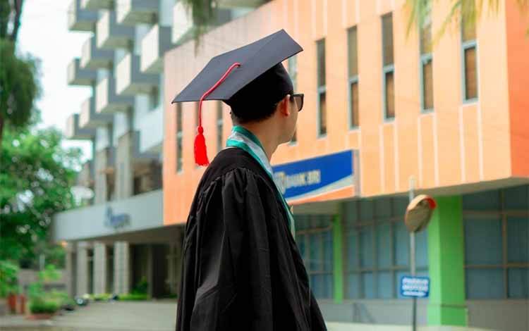 Ilustrasi sarjana. Perguruan tinggi memiliki peran penting sebagai ruang lahirnya pemikiran, gagasan, dan sumber daya manusia yang mampu membaca perubahan zaman. (FOTO: UNSPLASH/HARATIPROJECT)