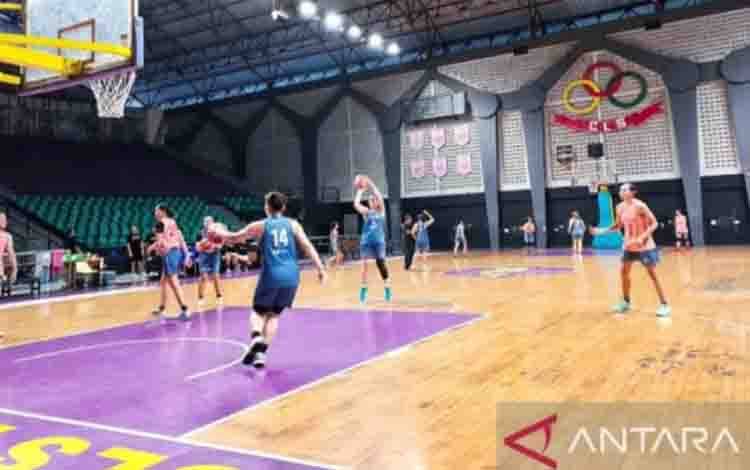 Sejumlah pemain Timnas Basket Putri Indonesia melakukan latihan di Gor Kertajaya Surabaya, Kamis (30/7/2026). (ANTARA/Naufal Ammar Imaduddin)