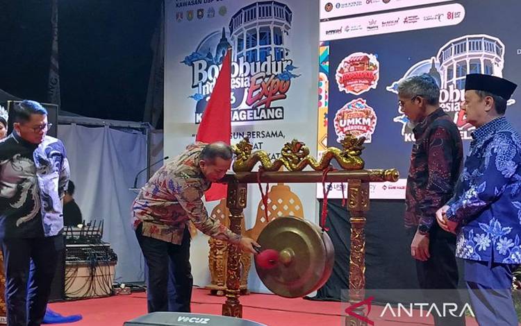 Menteri Koperasi Ferry Juliantono memukul gong dimalainya Borobudur Indonesia Expo 2026 di Alun-Alun Kota Magelang, Kamis malam (17/9/2027). ANTARA/Heru Suyitno