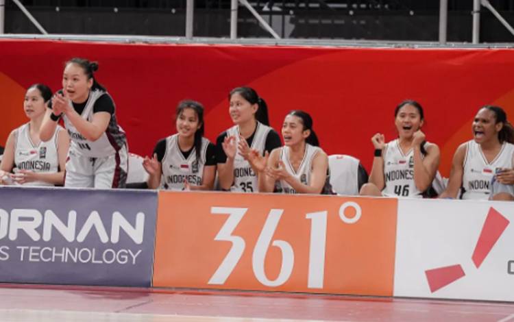Para pemain timnas bola basket putri Indonesia memberikan dukungan kepada rekannya saat melawan Thailand dalam laga Grup A pada Asian Games 2026 Aichi-Nagoya, di Aichi International Arena, Kota Nagoya, Prefektur Aichi, Jepang, Kamis (17/9/2026). HO-DPP Perbasi