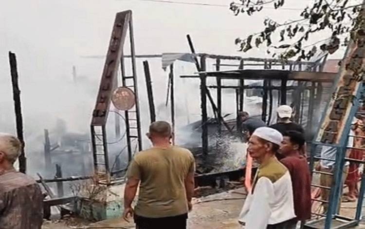 Kondisi bangunan yang luluh lantak pascainsiden kebakaran di Desa Bajayau Tengah, Kecamatan Daha Barat, Kabupaten Hulu Sungai Selatan (HSS), Kalimantan Selatan, Jumat siang, 18 September 2026. (FOTO: BIB Kalimantan)