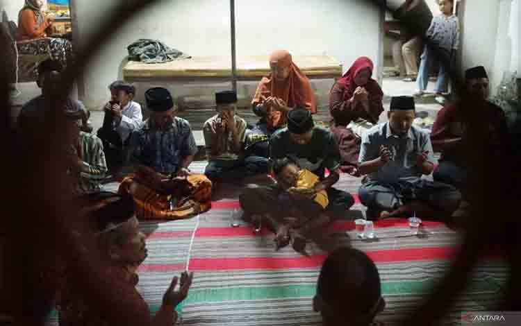 Warga bersama keluarga penumpang KM Virgo Transport 8 yang mengalami kecelakaan laut di perairan Laut Jawa mengikuti doa bersama di Lingkungan Majan, Tulungagung, Jawa Timur, Kamis (17/9/2026). Doa bersama tersebut digelar sebagai bentuk harapan agar dua warga setempat serta penumpang lain yang masih dinyatakan hilang dalam kecelakaan tenggelamnya KM Virgo Transport 8 di perairan Masalembu, Laut Jawa, pada Minggu (13/9/2026), segera ditemukan. ANTARA FOTO/Destyan Sujarwoko.