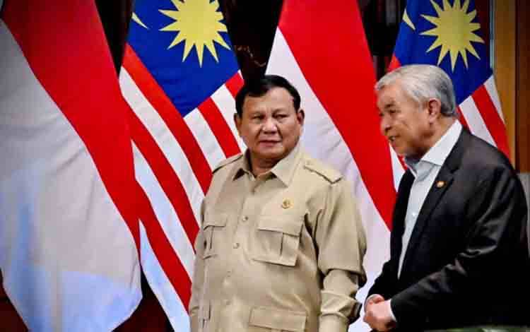 Presiden Prabowo Subianto (kiri) menerima kunjungan Wakil Perdana Menteri Malaysia Ahmad Zahid Hamidi di kediamannya di Hambalang, Kabupaten Bogor, Jawa Barat, Jumat (18/9/2026). ANTARA/HO-BPMI Sekretariat Presiden
