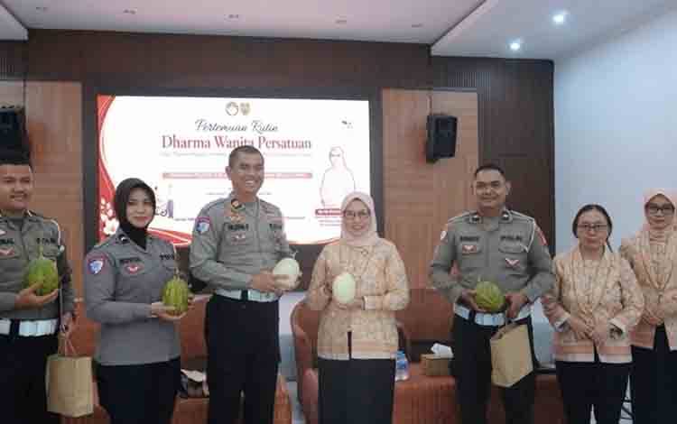 Ketua DWP Dinas TPHP Kalteng beserta jajaran pengurus berfoto dengan narasumber, Taufan Priyanto dan rombongan tim. (FOTO: TPHP KALTENG)