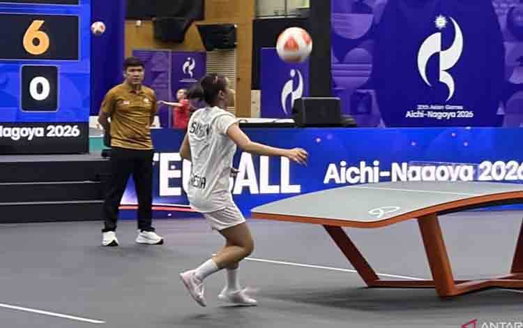 Atlet teqball Indonesia Sumaya beraksi pada semifinal nomor tunggal putri Asian Games Aichi-Nagoya 2026 berhadapan dengan wakil India Quimcy Joaquim Dsouza di Nagoya City Higashi Sports Center, Nagoya, Jepang, Sabtu (19/9/2026). (ANTARA/Arindra Meodia)