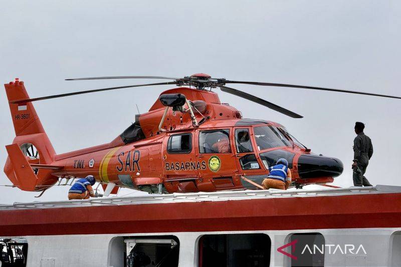 Helikopter HR 36012 milik Basarnas bersiap menuju lokasi kecelakaan KM Virgo Transport 8 di Laut Jawa saat akan lepas landas dari atas helipad KN SAR Kamajaya di Pelabuhan Trisakti, Banjarmasin, Kalimantan Selatan, Jumat (18/9/2026). (ANTARA/Tumpal Andani Aritonang)