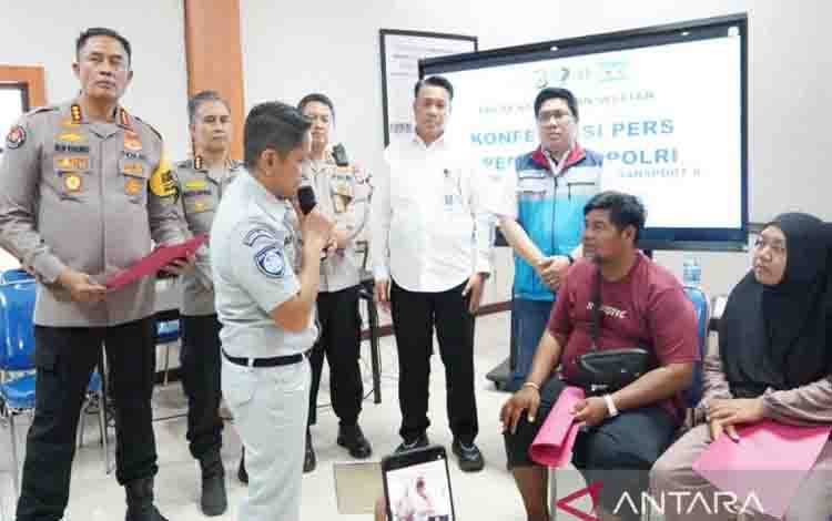 Kepala Kantor Wilayah PT Jasa Raharja (Persero) Kalimantan Selatan Ahmad Arkan Nugraha menjelaskan soal ketentuan santunan kepada pihak keluarga ketika pengambilan jenazah di Rumah Sakit Bhayangkara Banjarmasin, Sabtu (19/9/2026). (ANTARA/Firman)