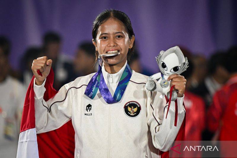 Atlet teqball Indonesia Sumaya berpose dengan medali perak seusai bertanding melawan atlet teqball Myanmar Wai Khin Hnin pada final tunggal putri teqball Asian Games Aichi-Nagoya 2026 di Nagoya City Higashi Sports Center, Aichi, Jepang, Minggu (20/9/2026). Sumaya meraih medali perak setelah kalah rubber set dengan skor 12-10, 8-12, dan 9-12. ANTARA FOTO/Fauzan/kye