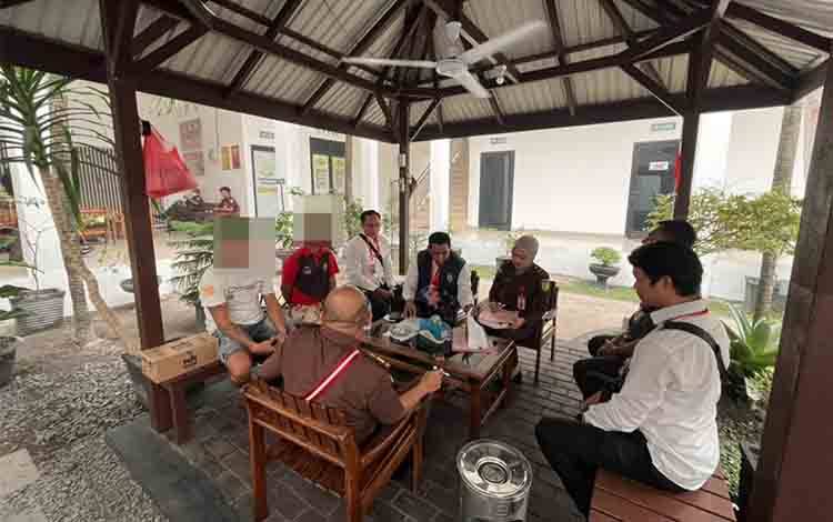 Satreskrim Polresta Palangka Raya saat menyerahkan dua tersangka Karhutla ke Kejari Palangka Raya. (Foto : IST)