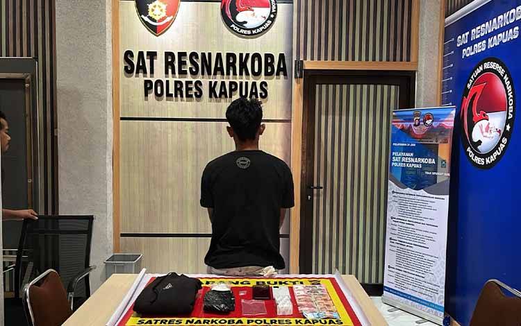 MM beserta barang bukti saat diamankan di Mapolres Kapuas, Senin, 21 September 2026. (FOTO: Humas Polres Kapuas)