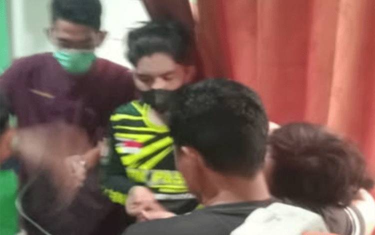 Salah satu relawan damkar yang mengalami sesak nafas saat dievakuasi ke Puskesmas Anjir, Jalan Trans Kalimantan Km. 8, Kapuas Timur, Selasa, 22 September 2026. (FOTO: TRC Kapuas)