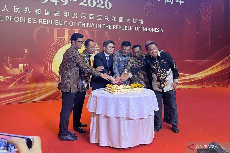 Para tamu utama, termasuk Kuasa Usaha China di Indonesia Zhou Kan dan Menteri Koordinator bidang Politik dan Keamanan Djamari Chaniago, hadir dalam perayaan Hari Nasional ke-77 Republik Rakyat China di Jakarta, Selasa malam (22/9/2026). ANTARA/Nabil Ihsan