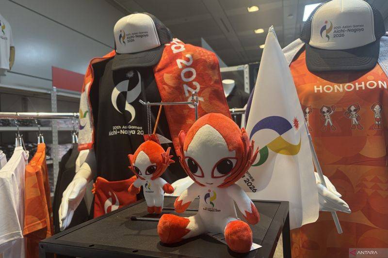 Sejumlah suvenir Asian Games Aichi-Nagoya 2026 dipajang di depan toko resmi suvenir di Main Press Center (MPC) yang berlokasi di Kinjufuto, Nagoya, Jepang, Selasa (22/9/2026). (ANTARA/Arindra Meodia)