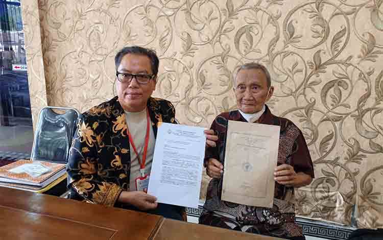 Salundik Budiman Ali (kanan) saat menunjukkan SK Wali Kota kepemilikan tanah didampingi Penasihat Hukumnya Men Gumpul (Kiri) (Foto : PATHUR)