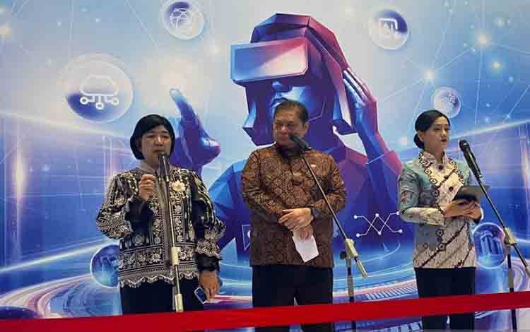 Gubernur Bank Indonesia (BI) Destry Damayanti (kiri) bersama Menteri Koordinator Bidang Perekonomian Airlangga Hartarto dan Ketua Dewan Komisioner Otoritas Jasa Keuangan (OJK) Friderica Widyasari Dewi menjawab pertanyaan media dalam acara FEKDI x IFSE 2026 di Jakarta, Kamis (25/9/2026). (ANTARA/Rizka Khaerunnisa)