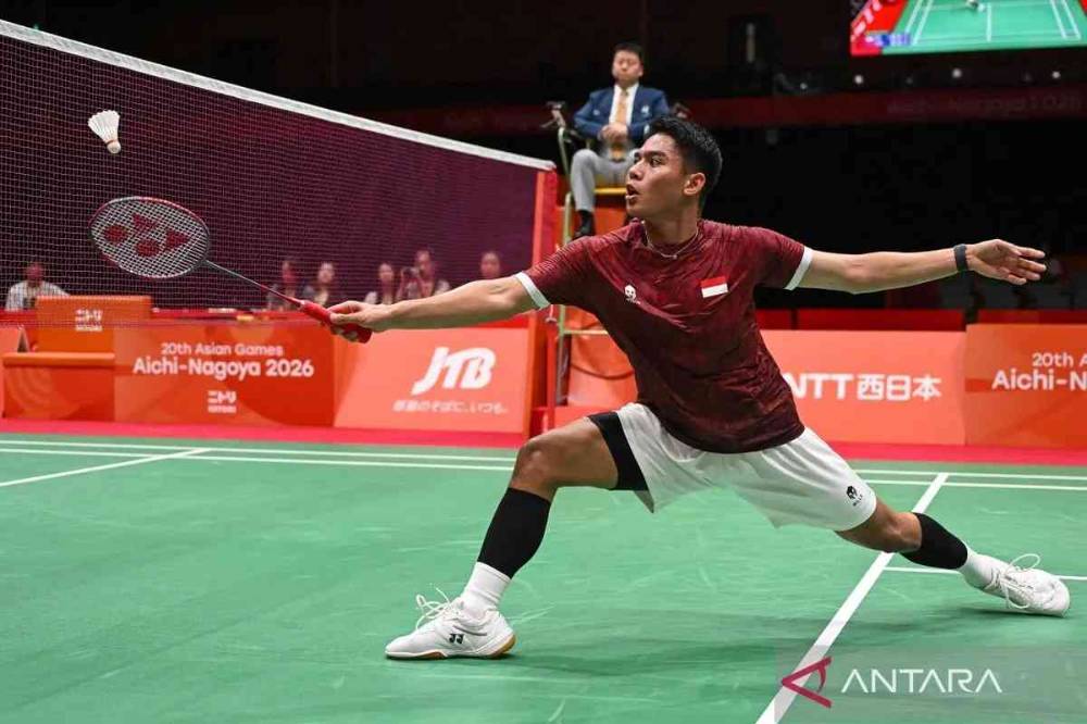Pebulu tangkis tunggal putra Indonesia Moh. Zaki Ubaidillah mengembalikan kok ke arah pebulu tangkis tunggal putra China Weng Hongyang saat final beregu Asian Games Aichi Nagoya 2026 di Ichinomiya City Municipal Gymnasium, Nagoya, Aichi, Jepang, Kamis (24/9/2026). Ubaidillah menang 2 gim langsung dengan skor 23-21, 21-13 sekaligus memastikan Indonesia meraih medali emas setelah unggul 3-2 dari keseluruhan lima pertandingan. ANTARA FOTO/Fauzan/agr
