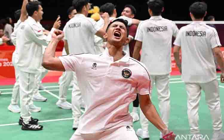 Pebulu tangkis tunggal putra Indonesia Alwi Farhan (tengah) bersama rekan-rekannya berselebrasi usai Moh. Zaki Ubaidillah mengalahkan pebulu tangkis tunggal putra China Weng Hongyang pada final beregu Asian Games Aichi Nagoya 2026 di Ichinomiya City Municipal Gymnasium, Nagoya, Aichi, Jepang, Kamis (24/9/2026). Ubaidillah menang 2 gim langsung dengan skor 23-21, 21-13 sekaligus memastikan Indonesia meraih medali emas setelah unggul 3-2 dari keseluruhan lima pertandingan. (ANTARA FOTO/Fauzan/agr)