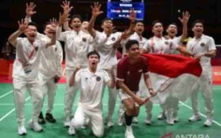 Sejumlah pebulu tangkis putra Indonesia mengerubungi rekan mereka, Moh. Zaki Ubaidillah (tengah) usai mengalahkan pebulu tangkis tunggal putra China Weng Hongyang pada final beregu Asian Games Aichi Nagoya 2026 di Ichinomiya City Municipal Gymnasium, Nagoya, Aichi, Jepang, Kamis (24/9/2026). Ubaidillah menang 2 gim langsung dengan skor 23-21, 21-13 sekaligus memastikan Indonesia meraih medali emas setelah unggul 3-2 dari keseluruhan lima pertandingan. ANTARA FOTO/Fauzan/app/bar