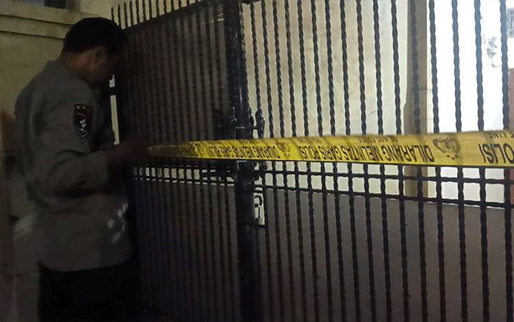 Petugas memasang garis polisi di rumah korban di Desa Babakan, Cirebon, Jawa Barat. ANTARA/Fathnur Rohman.