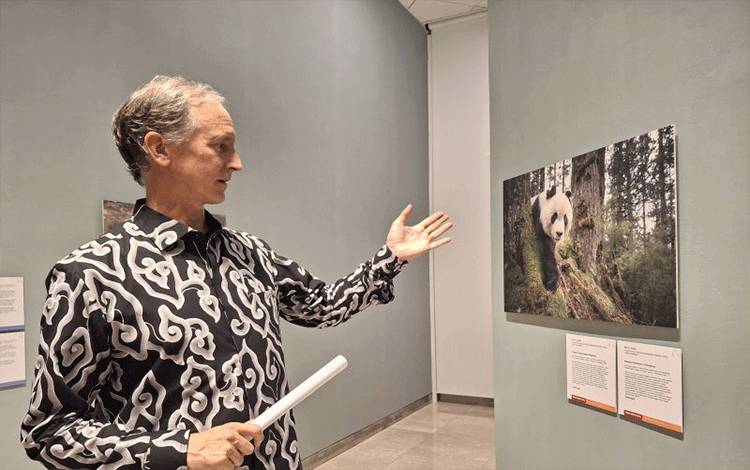 Duta Besar Kerajaan Belanda untuk Indonesia Marc Gerritsen dalam pameran World Press Photo 2026 di Erasmus Huis, Jakarta, Jumat (25/9/2026). ANTARA/Katriana