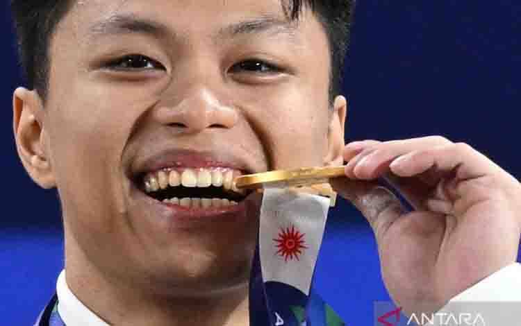 Rahmat raih emas angkat besi 75kg Asian Games 2026. Lifter putra Indonesia Rahmat Erwin Abdullah berpose dengan medali emas yang diraihnya pada angkat besi kelas 75 kilogram Asian Games 2026 di Nagoya City Trade and Industry Center, Nagoya, Aichi, Jepang, Sabtu (26/9/2026). Rahmat Erwin Abdullah meraih medali emas setelah berada di posisi pertama sekaligus memecahkan rekor dunia kelas 75 kilogram untuk total angkatan 366 kilogram dan clean and jerk 206 kilogram. ANTARA FOTO/Fauzan/nym.ANTARA FOT