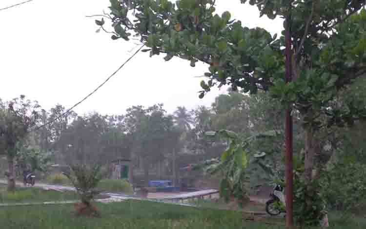 Suasana hujan ringan di Teluk Palinget, Pulau Petak, Minggu, 27 September 2026. (FOTO: TRC Kapuas)