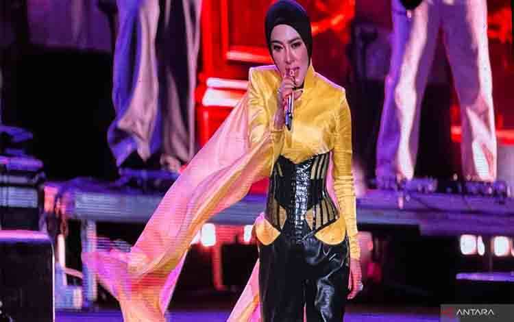 Penampilan Syahrini pada panggung Pestapora 2026 di JIExpo Kemayoran, Jakarta, Minggu (27/9/2026). (ANTARA/Pamela Sakina)