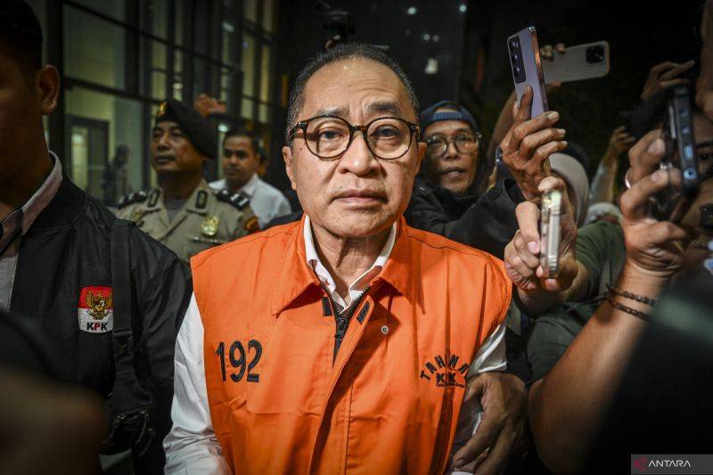 Mantan Kepala Kantor Wilayah Direktorat Jenderal Pajak Jakarta Khusus Muhammad Haniv (tengah) berjalan keluar ruangan usai menjalani pemeriksaan di Gedung Merah Putih KPK, Jakarta, Rabu (19/8/2026). KPK menahan Muhammad Haniv terkait kasus dugaan gratifikasi di lingkungan Direktorat Jenderal Pajak Kementerian Keuangan yang menyebabkan kerugian negara mencapai Rp20,7 miliar. ANTARA FOTO/Galih Pradipta/wsj.