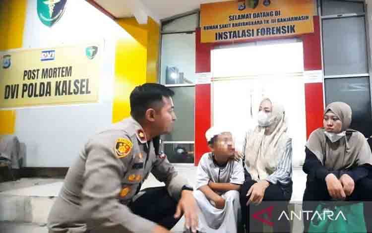 Kapolsek Banjarmasin Timur Kompol Morris Widhi Harto berkoordinasi dengan Yuliani Intan Sari untuk proses pemulangan jenazah sang suami dari Rumah Sakit Bhayangkara Banjarmasin. ANTARA/Firman