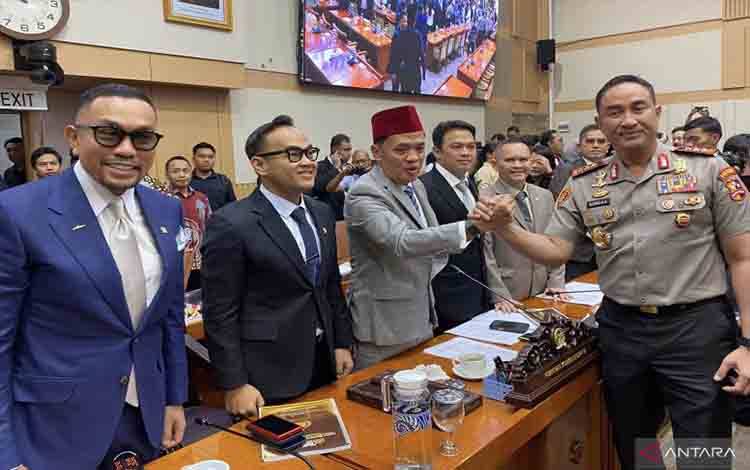 Calon tunggal Kapolri Komjen Pol. Suyudi Ario Seto menjabat tangan Ketua Komisi III DPR RI usai uji kelayakan dan kepatutan di kompleks parlemen, Jakarta, Kamis (1/10/2026). ANTARA/Fath Putra