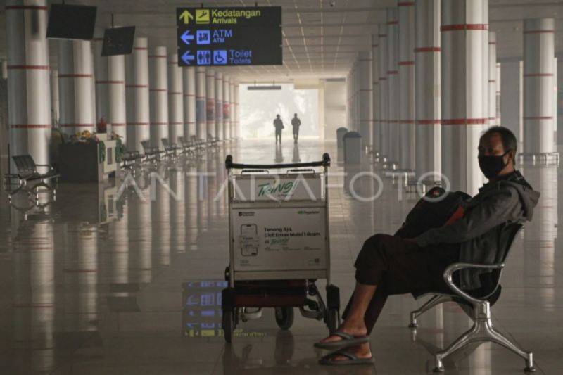 Seorang calon penumpang duduk di kursi Bandara Tjilik Riwut di Palangka Raya, Kalimantan Tengah, (24/9/2026). (ANTARA/Auliya Rahman)